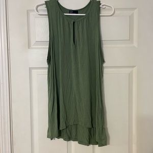 Gap women’s tank with keyhole button detail light green
